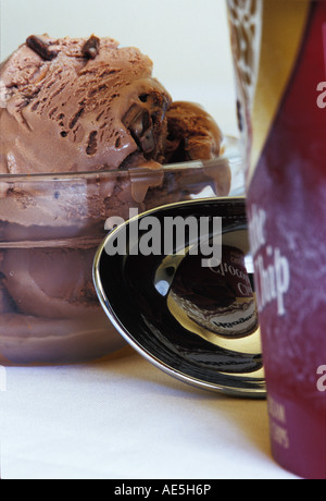 Schokolade Schokolade chip Häagen Dasz Eis in einer Schale mit dem Karton reflektiert in einem Eisportionierer Stockfoto