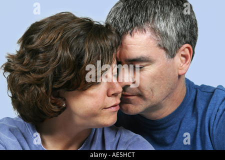Mann und Frau in den Dreißigern mit Gesichtern, die gemeinsam einen ruhigen, intimen Moment zu berühren. Stockfoto