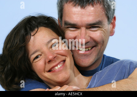 Mann und Frau umarmt liebevoll lächelnd Stockfoto