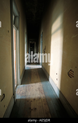 Verlassenen Hotel Flur mit Holzboden in Geisterstadt mit Licht von Türen - Bannack Geisterstadt Montana Stockfoto