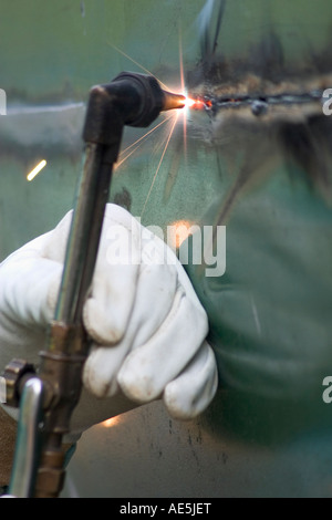 Sauerstoff und Acetylen Fackel schneiden von Stahl mit Funken Stockfoto