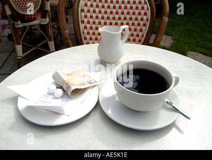 Tasse Kaffee im Café-Tisch Stockfoto