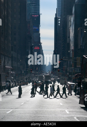 Blick hinunter Seventh Avenue in New York City mit hohen Gebäuden und roten Ampeln anhalten Verkehrs, so dass Fußgänger überqueren Stockfoto