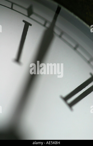 Minutenzeiger einer Uhr römische Ziffer Stockfoto