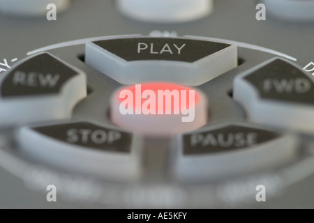 Nahaufnahme der DVD-Fernbedienung mit nur PLAY-Taste im Fokus und Stop und Pause Tasten sichtbar Stockfoto