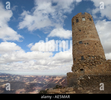 Stein-Wachturm am Kap am Desert View mit Blick auf Schichten von Bergen von Grand Canyon unter einem schönen Himmel mit Wolken Stockfoto