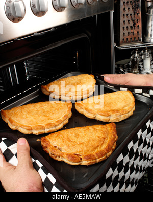 MANN KOCHEN CORNISH PASTIES Stockfoto