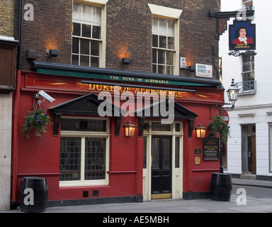 Herzog von Albemarle in London, England. Das Hotel war früher ein Pub und ist jetzt eine Boutique. Stockfoto