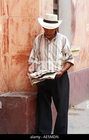 Mann liest eine Zeitung auf der Straße, Straße, Cartagena de Indias, Bolivar, Kolumbien, Südamerika Stockfoto