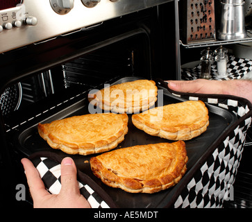 MANN KOCHEN CORNISH PASTIES Stockfoto