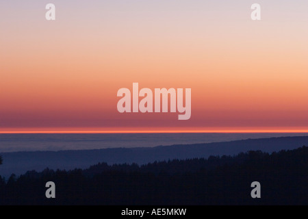 Schichten von Land, Wasser und Himmel mit Blick auf den Pazifischen Ozean von Santa Cruz Mountains Stockfoto