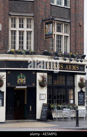 Kings Arms - klassische britische Pub mit Wappen auf Sandwichbrett Türschild und Sitzgelegenheiten im freien Buckingham Palace Road London Stockfoto