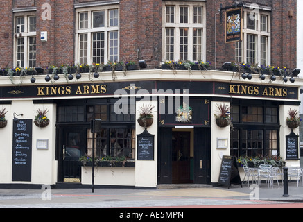 Kings Arms - klassische britische Pub mit Wappen auf Sandwichbrett Türschild und Sitzgelegenheiten im freien Buckingham Palace Road London Stockfoto