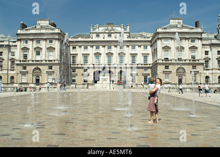 Mutter mit Kind und stand neben den Brunnen im Innenhof des Somerset House Strand London England Stockfoto