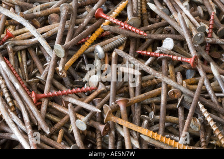 Haufen rostigen und gebogene Nägel und Schrauben Stockfoto