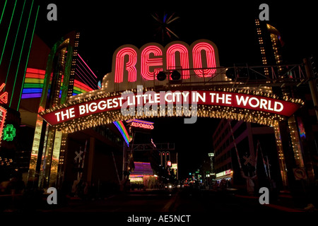 Leuchtreklame am Gateway Arch zum Strip auf Virginia Street Reno die größte Kleinstadt in der Welt-Nevada Stockfoto