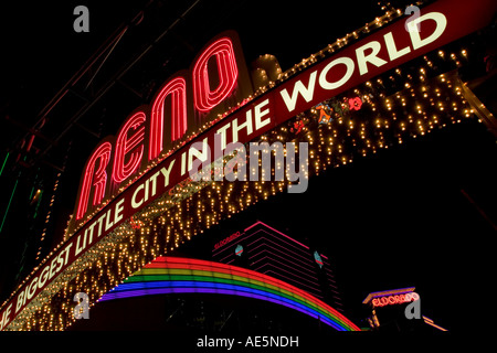 Neon-Schild am Tor zu den Streifen in Virginia Street Reno die größte Kleinstadt in der Welt-Nevada Stockfoto