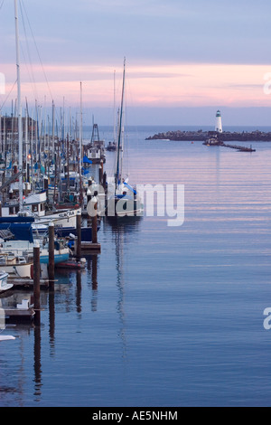 Boote angedockt am Hafen von Santa Cruz mit Walton Leuchtturm auf der Mole West in der Dämmerung Santa Cruz, Kalifornien Stockfoto