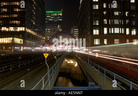 Lichtspuren von Docklands Light Rail DLR Zug verlassen Canary Wharf entfernt in Richtung Bahnhof West India Quay in London Stockfoto