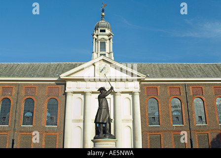 Skulptur des Rentners im vorderen Hof des Royal Hospital Chelsea London England Stockfoto