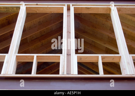 Blick durch Fenster aus Holz und Metall, Kathedrale Decke Dachsparren eines Raumes im Bau Stockfoto