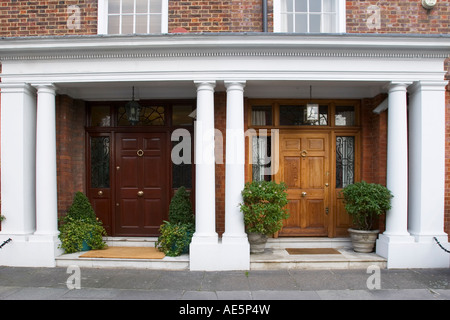 Zwei wohlhabenden Wohngegend vorderen Eingänge mit Türen aus Holz Spalten und Topfpflanzen in South Kensington London England Stockfoto