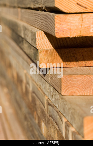 Lange Dielen von zwei von zehn Tannenholz gestapelt auf einer Baustelle von den Enden aus gesehen Stockfoto
