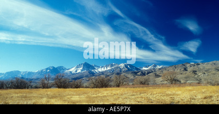 Mount Whitney Produkte Berg mit herrlichem Cirruswolken über einen tiefblauen Himmel im östlichen Kalifornien Stockfoto