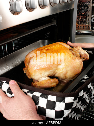 MANN BRATEN HUHN Stockfoto