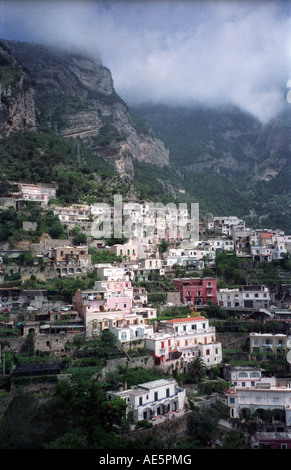 Nebel hängt über Pastell farbigen Häuser in Klippe in Positano Italien entlang der Amalfi-Küste Stockfoto