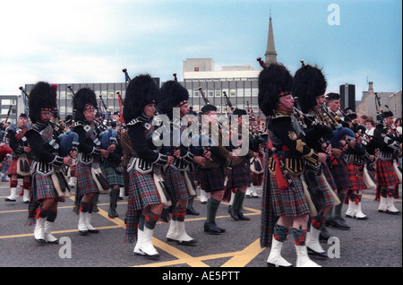 Schottische Parade mit Menschen marschieren während Sie spielt Dudelsack und tragen kilts Sporrans und traditioneller Tracht Stockfoto