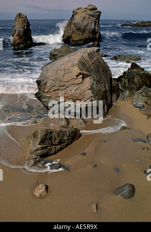 Wellen durch die Felsen am GARAPATA STATE PARK in Kalifornien Stockfoto