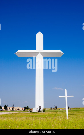 Das Giant Cross in Bräutigam, Texas, USA, ragt über die texanischen Ebenen unter einem klaren blauen Himmel. Stockfoto