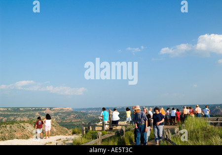 Touristen genießen die malerische Aussicht im Palo Duro Canyon State Park in der Nähe von Amarillo, Texas, USA. Stockfoto