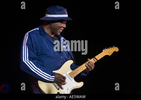 BUDDY GUY führt das MONTEREY BAY BLUES Festival gewinnen die Bluesman des Jahrpreises MONTEREY in Kalifornien Stockfoto