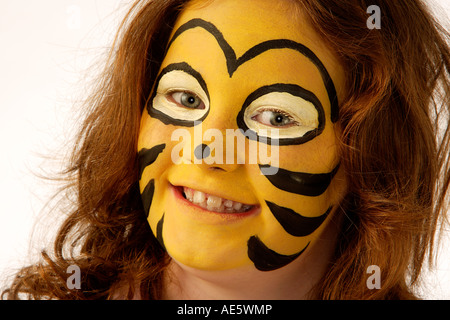 Porträt von Mädchen (9-10 Jahre) mit Hummeln oder Wespen Gesicht malen Stockfoto