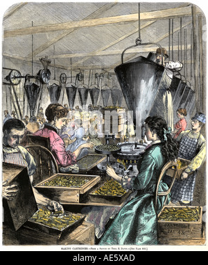 Fabrikarbeiter, die Gewehr Patronen 1870. Hand - farbige Holzschnitt Stockfoto
