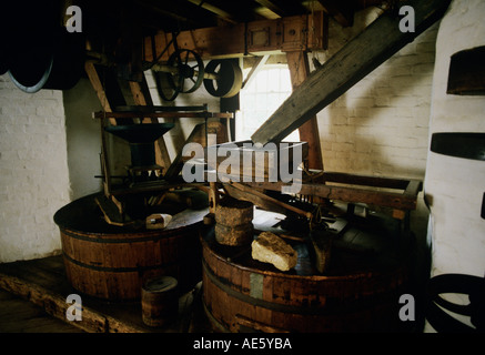 Fräsen-Maschinen in einwandfreiem Zustand wiederhergestellt Saxted Green Windmühle Stockfoto