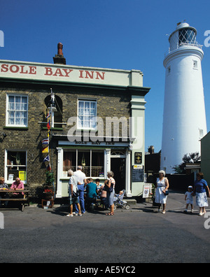 Besucher im Sommer genießen Sie die Sonne vor lokalen Pub ist der Leuchtturm im Sommer nachmittags und die meisten Wochenenden geöffnet Stockfoto