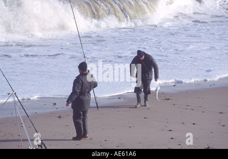 STRAND-FISCHER MIT GEFANGENEN FISCH WALCOTT NORFOLK EAST ANGLIA ENGLAND UK Stockfoto