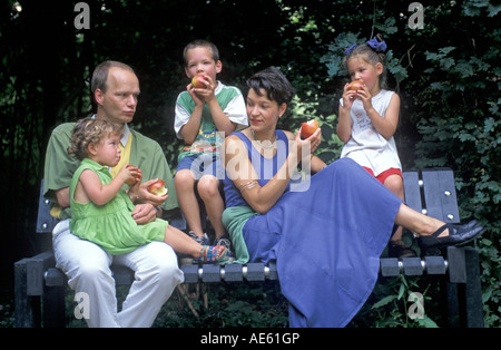 Porträt einer Familie gemeinsam Obst essen Stockfoto
