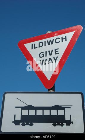 Geben Weg Schild Warnung vor Straßenbahnen auf der Great Orme, Llandudno, North Wales, UK Stockfoto