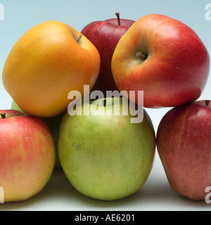 Granny Smith, Pink Lady und Golden Delicious Äpfel Stockfoto