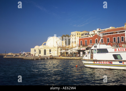 Moschee der Janitscharen und Boot venezianischen Hafen Chania Kreta-Griechenland Stockfoto