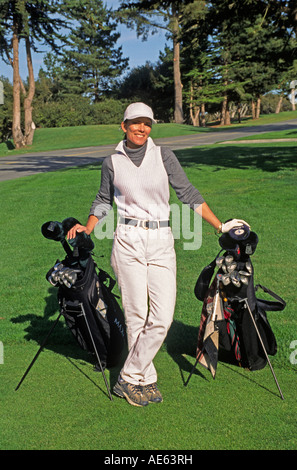 Frau GOLFER mit Golf Taschen am Bajonett Golfplatz in Fort Ord auf der MONTEREY Halbinsel Kalifornien MR Stockfoto