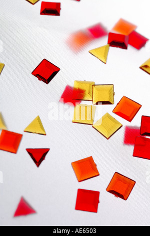 farbige Kunststoff Formen auf weißem Hintergrund. Stockfoto