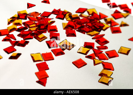 farbige Kunststoff-Perlen auf weißem Hintergrund. Stockfoto