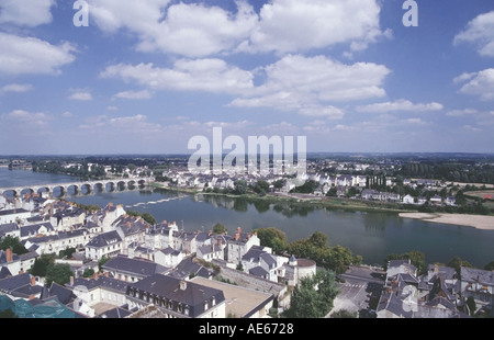 Panoramablick auf die Loire fließt durch die Stadt Saumur Loire-Tal-Frankreich Stockfoto