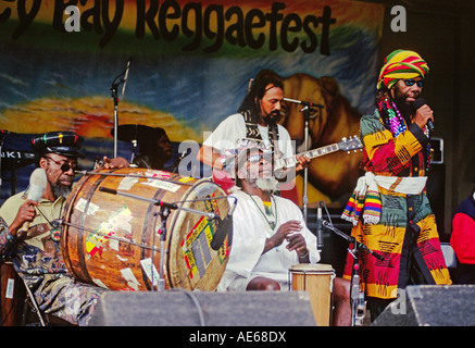 RAS MICHAEL und seine BAND spielen an der MONTEREY BAY REGGAE FESTIVAL CALIFORNIA Stockfoto