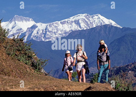 AMERIKANISCHE Familie in NEPAL TREK SIKLIS NEPAL trekking Stockfoto